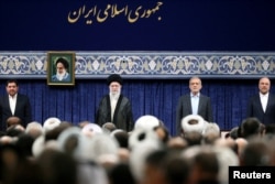 Ceremonia de învestire a noului președinte de către liderul spiritual Ayatollah Ali Khamenei (al doilea din stânga) la 28 iulie, la Teheran.