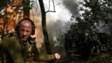 Боєць 110-ї окремої бригади військ ТРО ЗСУ веде вогонь із гаубиці по російських загарьниках на передовій у Запорізькій області. Україна, 16 червня 2025 року