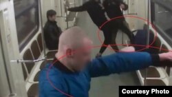 Нападение скинхедов на мигранта из Киргизии в метро