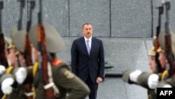Учинчи муддатга Озарбайжон президенти этиб сайланган Илҳом Алиев 19 октябр куни давлат раҳбари ўлароқ қасамёдга келтирилган.