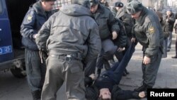 Полиция шеруге шыққан азаматтарды тұтқындап жатыр. Ресей, Владивосток, 31 мамыр 2010 жыл.