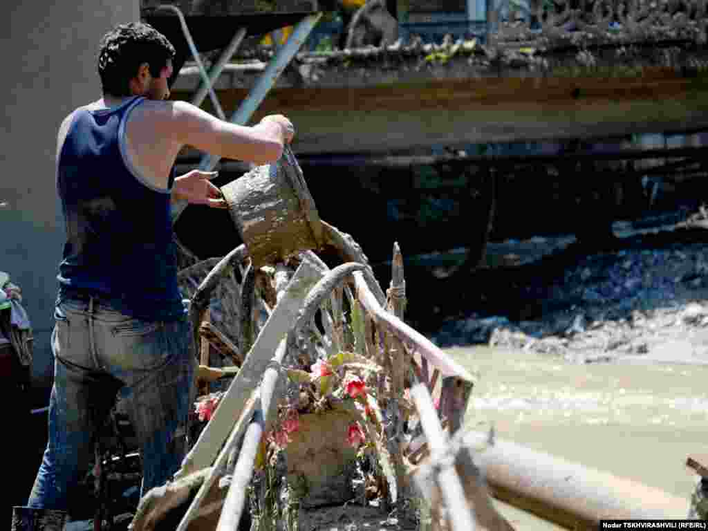 საქართველოს რეგიონებში ამ დრომდე გრძელდება სტიქიის შედეგებთან ბრძოლა. 