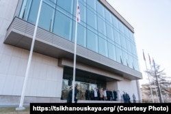 Узьняцьце беларускага сьцяга каля Сейму Літвы. Вільня, 30 сакавіка 2026 году