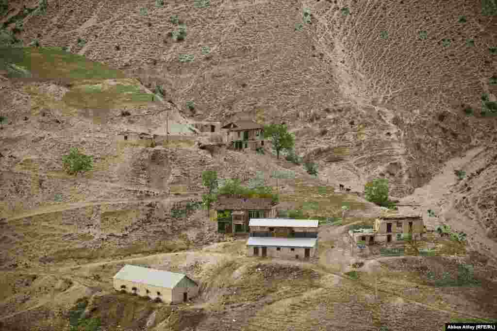 Bir zamanlar yerli ermənilərin, indi isə köçəri fermerlərin yaşadığı yarıdağılmış evlər.