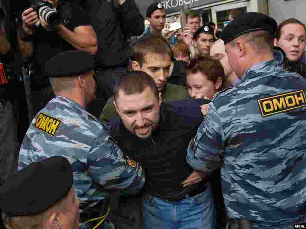 ... задержали сразу после начала общения с журналистами, которым он сообщил о задержании Лимонова и намерении "Другой России" каждого 31-го числа выходить на Трумфальную площадь.