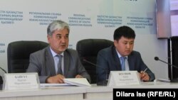Оңтүстік Қазақстан облыстық сәулет және қала құрылысы басқармасының басшысы Еркін Жүсіпов (сол жақта), "ҚазАвтоЖол" ұлттық компаниясы" акционерлік қоғамының бас инженері Нұрбол Мыңжасаров (оң жақта) брифингте отыр. Шымкент, 11 мамыр 2017 жыл.
