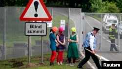Сторонницы Pussy Riot пикетируют саммит в Северной Ирландии, 17 июня 2013