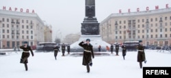 Падрыхтоўка вучняў, якія будуць несьці варту памяці ля Вечнага агню на плошчы Перамогі ў Менску, 05 лютага 2009 году