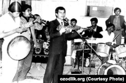 Қодир Мирашуров ўтган асрнинг тўқсонинчи йилларида томошабинлар назарига тушган