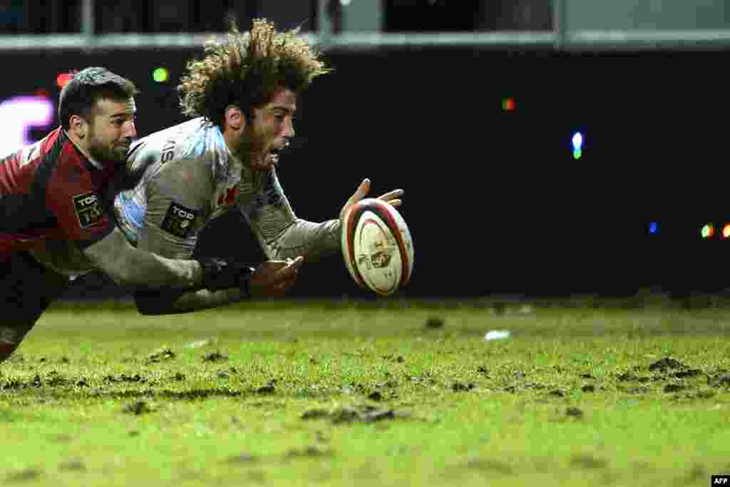 Racing Metro flanker Camille Gerondeau (right) is tackled by a scrum-half from home team Oyonnax during a French Top 14 rugby union match. (AFP/Romain Lafabregue)