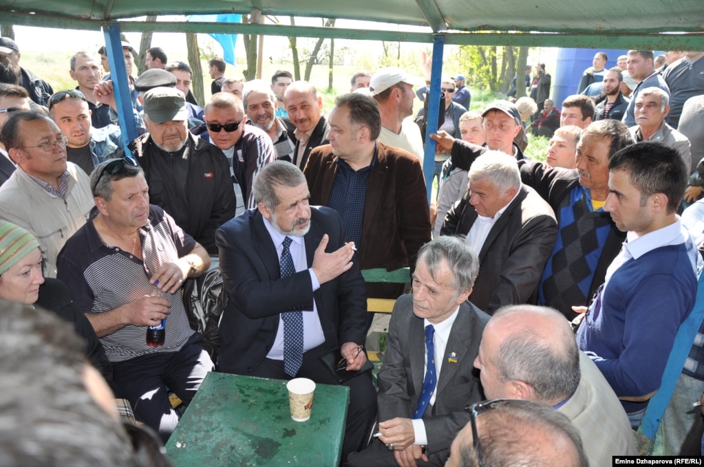 Несколько тысяч крымских татар встречают Мустафу Джемилева в Армянске во время его поездки из Киева в Крым, 3 мая 2014 года