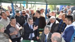 Крымские татары встретили Мустафу Джемилева на въезде в оккупированный Крым. Херсонская область, 3 мая 2014 года