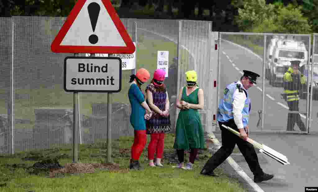 Irska - Protesti kojima se traži oslobađanje članica ruske punk slupine Pussy Riot iz zatvora, na mjestu gdje se održava summit G8, Enniskillen,17. juni 2013. Foto: REUTERS / Cathal McNaughton 