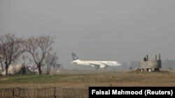 Самолет «Пакистанских международных авиалиний» (PIA) готовится к взлету в аэропорту Исламабада