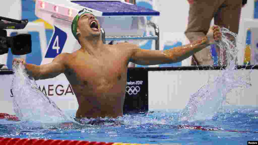 Chad le Clos iz Južne Afrike slavi pobedu u plivanju na 200 metara leptir stilom, 31. jul 2012.