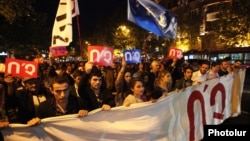 Armenia - Opposition supporters demonstrate against constitutional reforms in Yerevan, 2 Oct, 2015