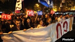 Armenia - Opposition supporters demonstrate against constitutional reforms planned by President Serzh Sarkisian, Yerevan, 2Oct2015.