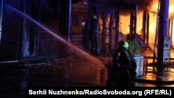 Рятувальники гасять пожежу, що виникла внаслідок одного з попередніх російських ударів по Києву, архівне фото