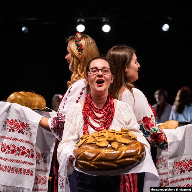 Учасниці хору під час виступу