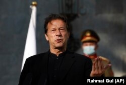 د پاکستان وزیراعظم عمران خان وايي ګوند یې د سیاسي هلو ځلو لپاره ټولې پیسې له قانوني لارو ترلاسه کړي - د ارشیف انځور.