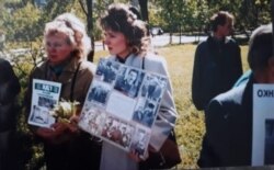 Алена з маці на акцыя з нагоды справаў зьніклых. Архіўнае фота.