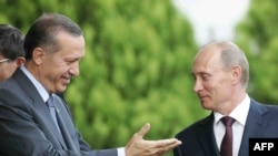 Prime Ministers Recep Tayyip Erdogan (L) and Vladimir Putin at an August 2009 press conference in Ankara