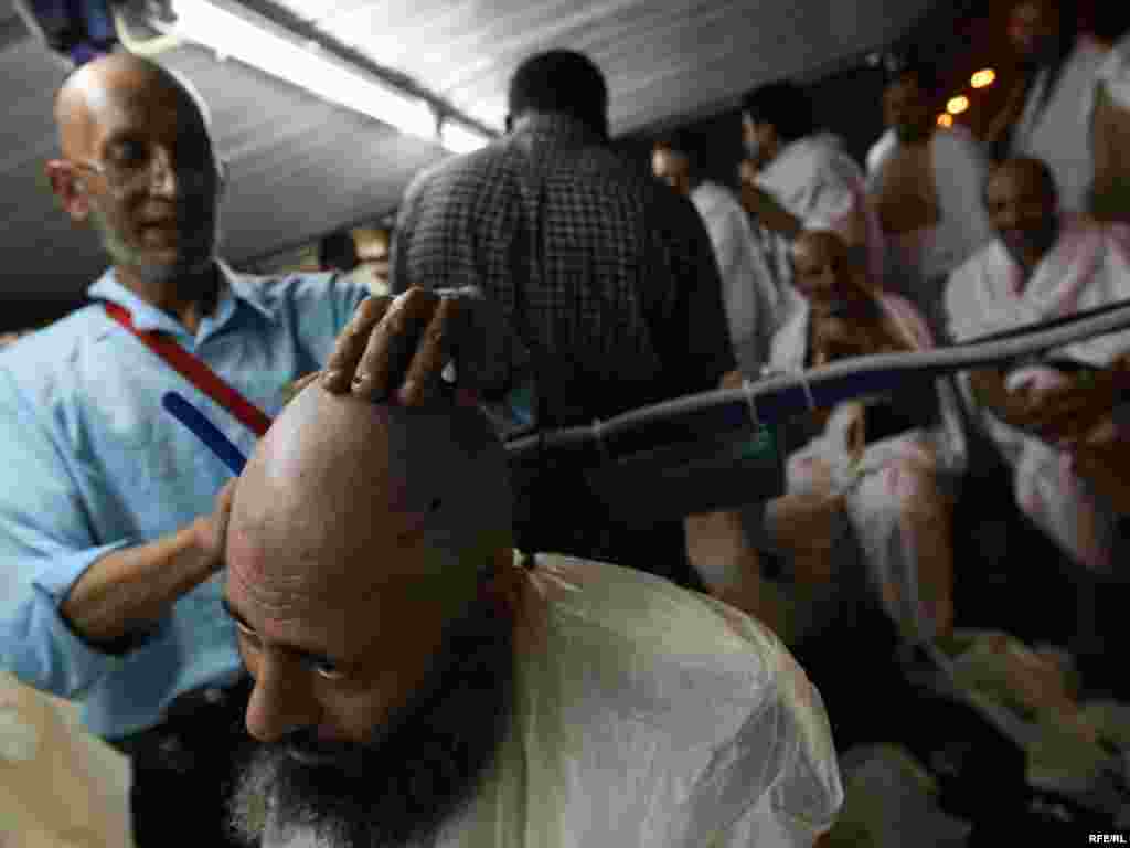 In Pictures: What (Not) To Wear To Hajj #13