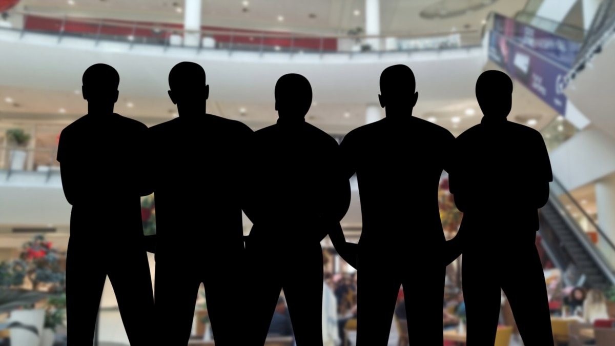 Няма как да не сте ги виждали. Групи тийнейджъри, често