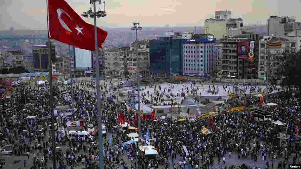 Стамбулда полиция Таксим алаңындағы паркке құрылыс жұмыстарын жүргізуге қарсылық танытқандарға күш қолдан соң Түркиядағы үкіметке наразылық жаппай шерулерге ұласты. Суретте: Наразылық шарасына қатысушылар. Түркия, 5 маусым 2013 жыл.