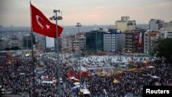 Some of Istanbul's Taksim Square reporters have reacted with humor to being called "bums" by Prime Minister Recep Tayyip Erdogan. (file photo)