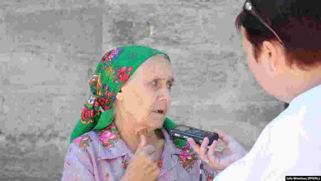 Valentina Ursu stă de vorbă cu o localnică din Sărata Galbenă.