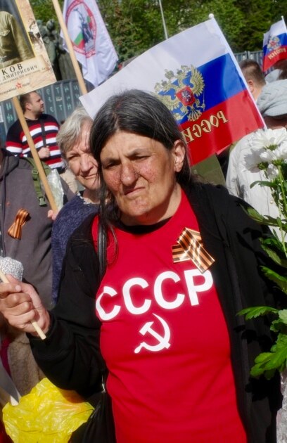 Някои от тях носят тениски с лика на Путин други