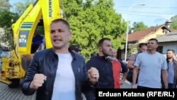 Draško Stanivuković (prvi lijevo) sa bagerom i grupom građana traži rušenje ilegalnog parkinga prekoputa ugostiteljskog objekta Kajak na obali Vrbasa koji je izgrađen bez građevinske dozvole na gradskom zemljištu, Banja Luka (28. maj 2021.)