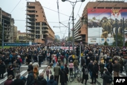 Demonstrație împotriva planurilor imobiliare ale lui Kushner la Belgrad, pe 11 noiembrie 2025. „Nu dăm statul major general”, scrie pe o pancartă.