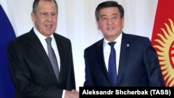 Qırğızıstan prezidenti Sooronbay Jeenbekov (sağda) və Rusiyanın xarici işlər naziri Sergei Lavrov fevralın 4-də Bişkəkdə görüşüblər
