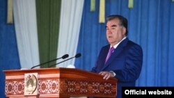Президент Таджикистана Эмомали Рахмон выступает в Дангаринском районе. 13 мая 2017 года.