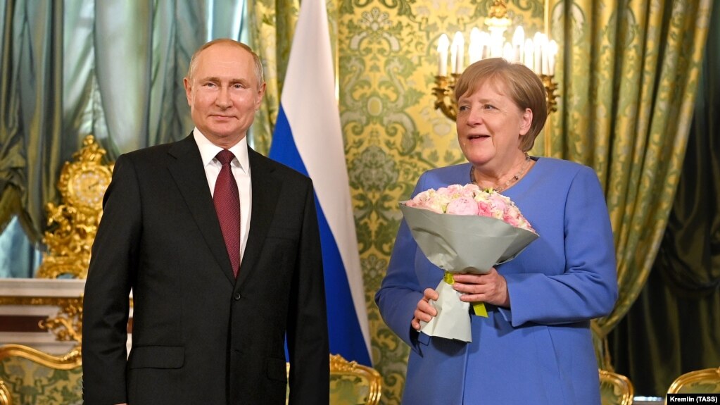 Президент Росії Володимир Путін приймає канцлерку Німеччини Ангелу Меркель у Кремлі в Москві. 20 серпня 2021 року. У березні 2022 року Меркель відмовилася приїхати у Бучу, щоб побачити на власні очі звірства російської армії в Україні.