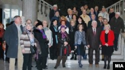 Архивска фотографија - Пензионери од Скопје во присуство на министерката за култура Елизабета Канческа-Милевска во посета на Археолошкиот музеј.