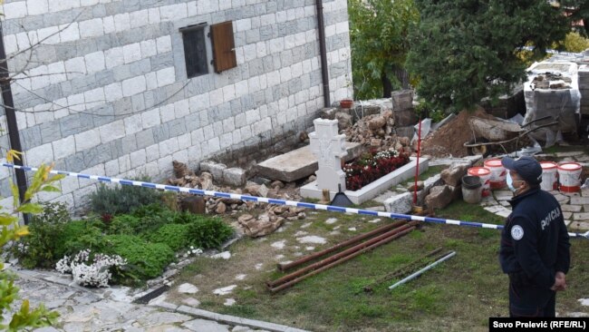 Policajac kraj oskrnavljene i otkopane grobnice mitropolita crnogorskog Arsenija Plamenca iz 18. vijeka