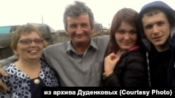 Алёна Дуденкова с мужем и родителями