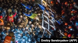 «Беркут» штурмує барикади мітингувальників цієї ночі
