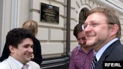 Никита Белых, лидер "Союза правых сил", и его адвокат Вадим Прохоров у здания Верховного суда. 5 июня 2008