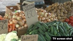 Містяни розповідають, що серед усіх сезонних овочів ціну знизили лише на огірки