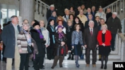 Архивска фотографија - Пензионери од Скопје во присуство на министерката за култура Елизабета Канческа-Милевска во посета на Археолошкиот музеј.