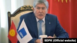 Мурдагы президент, КСДПнын азыркы төрагасы Алмазбек Атамбаев. 