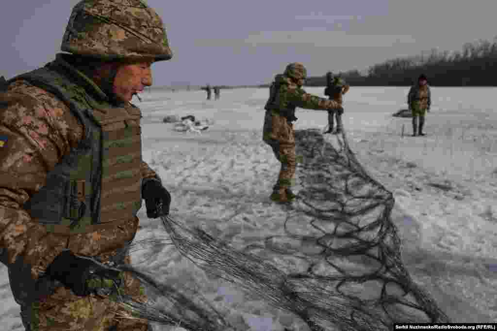 Наведення понтонних мостів і переправ, розчищення території, риття окопів і бліндажів, будівництво інженерних загороджень, а також мінування та розмінування територій – усе це нині виконують військові інженери