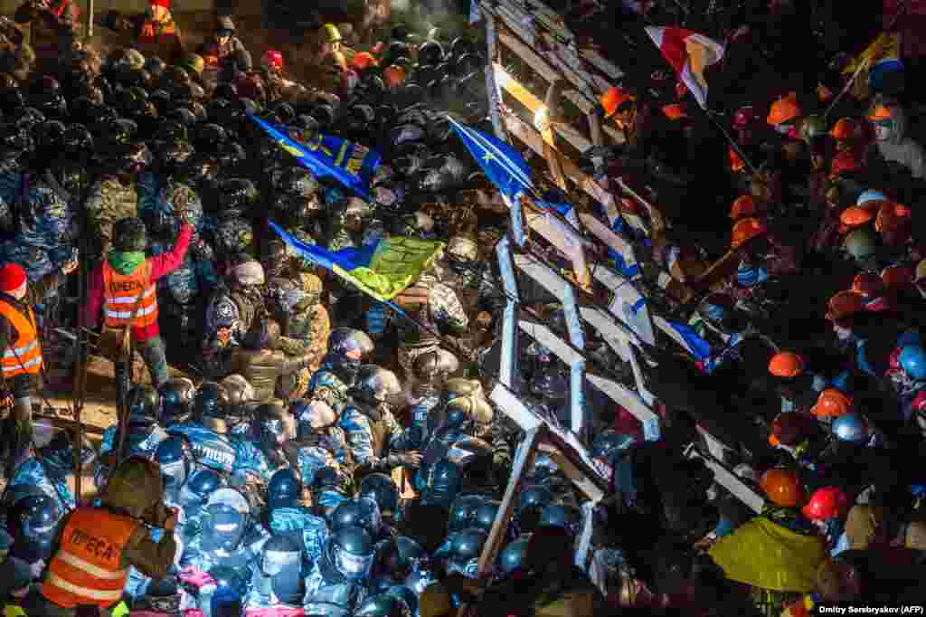 Спецподразделения МВД Украины штурмуют баррикады оппозиции