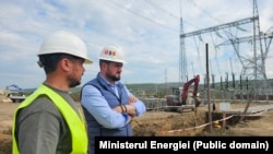 Ministrul Energiei, Dorin Junghietu (dreapta), pe șantierul de construcție a stației electrice Vulcănești, parte a liniei electrice de înaltă tensiune Vulcănești - Chișinău, 8 mai 2026