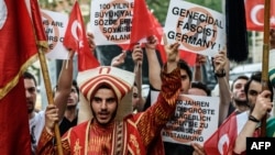 Турция - Акция протеста перед зданием генконсульства ФРГ в Стамбуле против принятия Бундестагом резолюции о признании Геноцида армян, 2 июня 2016 г․ 