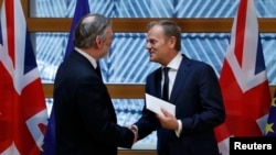 Britanski ambasador Tim Barrow uručuje pismo predsedniku Saveta EU Donaldu Tusku o početku Bregzita. 